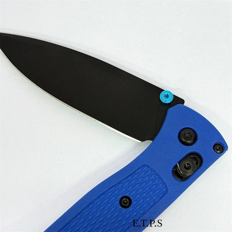 Un couteau de poche noir pliable EDC avec une poignée bleue et la lame visible de côté.