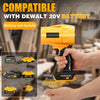 Eine Hand hält einen orangen kabellosen Laubbläser, kompatibel mit einer Dewalt 20V Batterie.