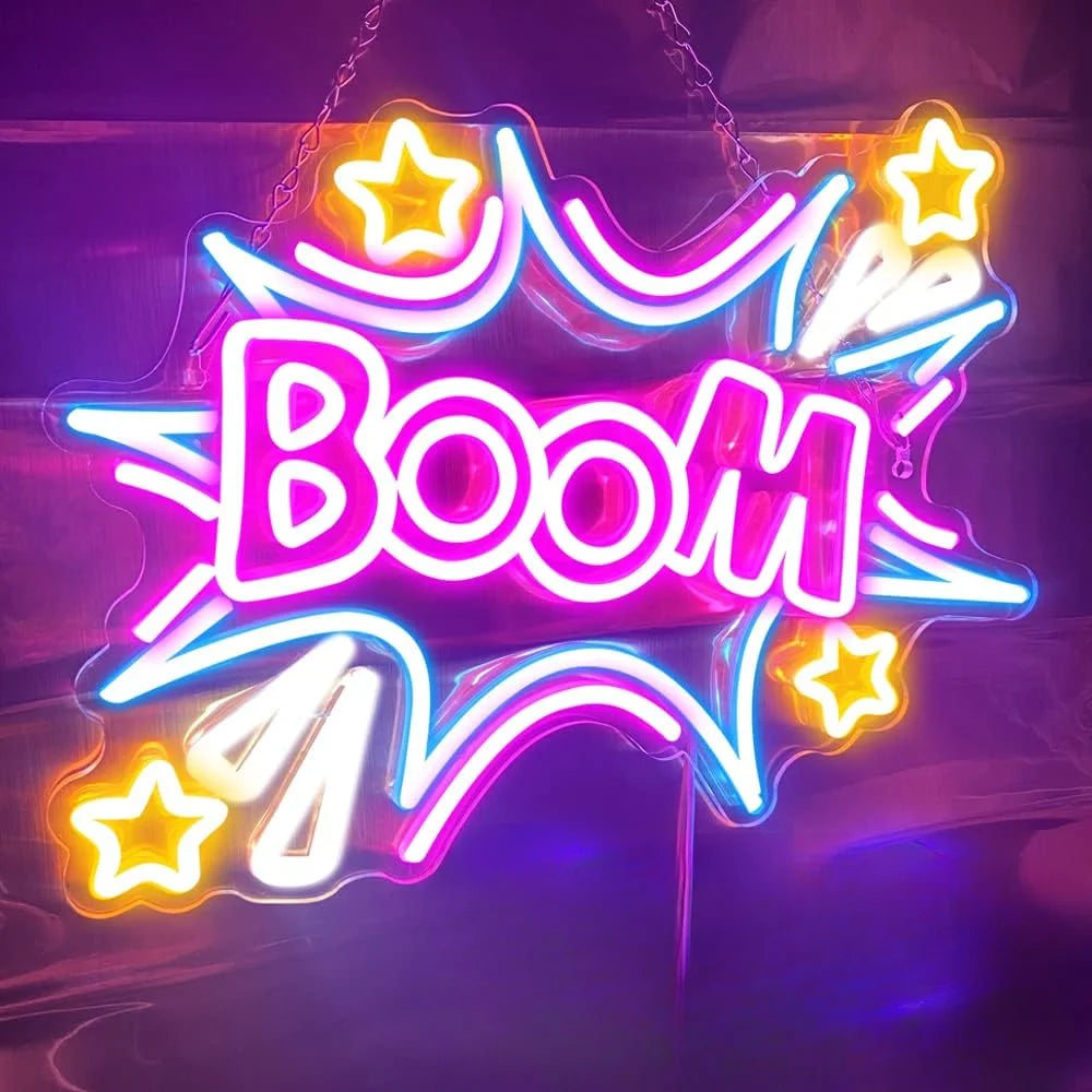 لافتة نيون مكتوب عليها 'BOOM' مع نجوم وومضات برق باللون الوردي والأزرق الساطع على خلفية داكنة.