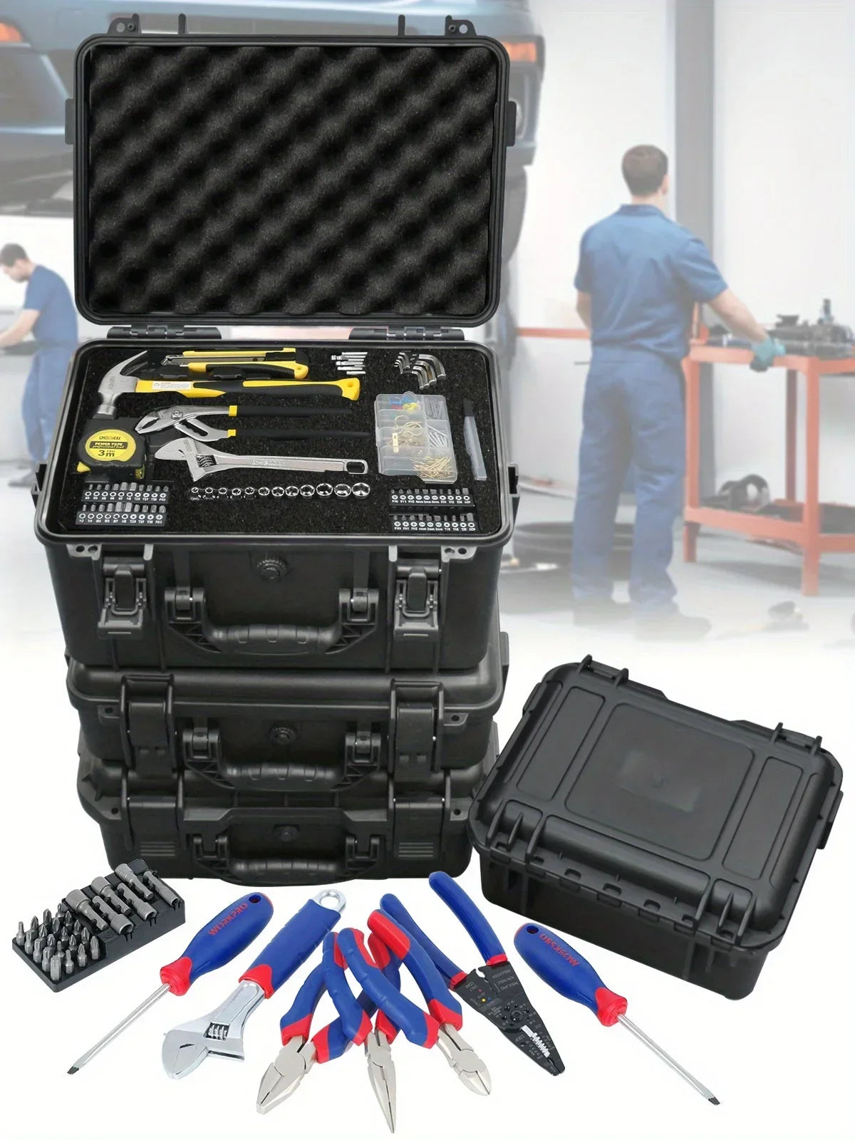 Une boîte à outils portable noire ouverte, révélant divers outils et accessoires, ainsi que plusieurs outils manuels.
