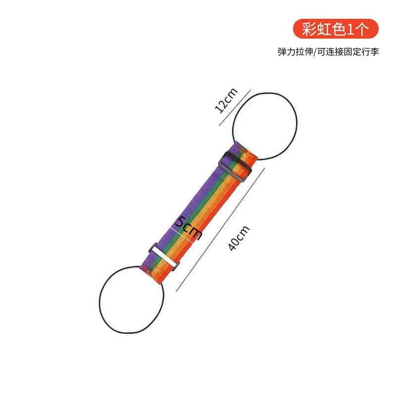 Sangle de bagage colorée à rayures avec extrémités réglables, vue en diagonale.