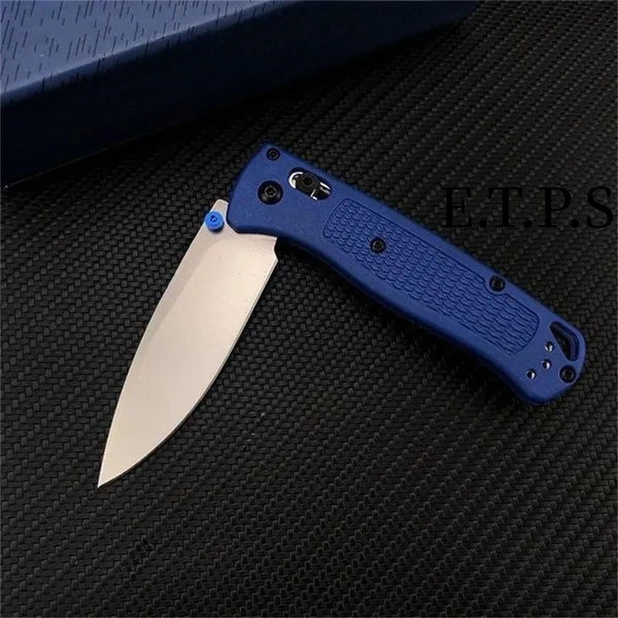Un couteau de poche pliant bleu avec une lame argentée posé sur une surface noire texturée.