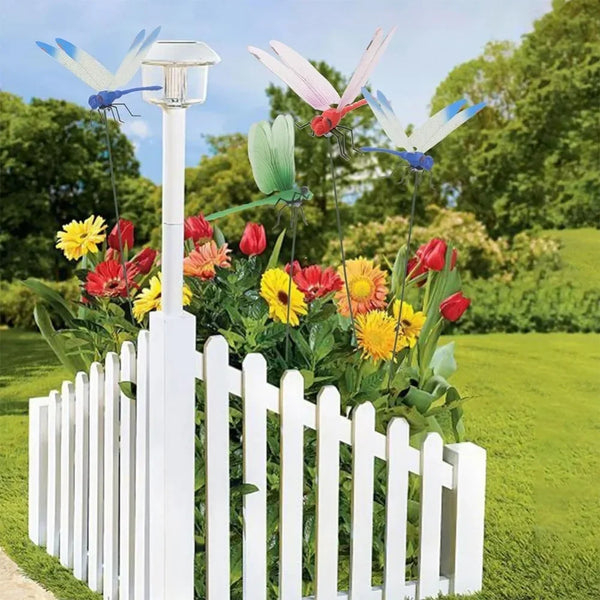 Weißer Lattenzaun-Display mit farbenfrohen Libellen- und Blumenclips für Outdoor-Dekoration