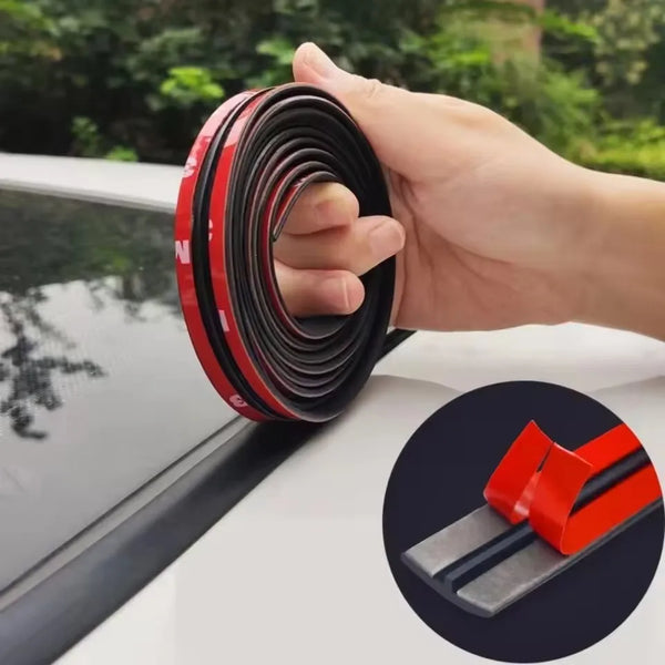 Una mano desenrolla tiras de sellador de goma rojo y negro para reducir corrientes de aire y ruido.