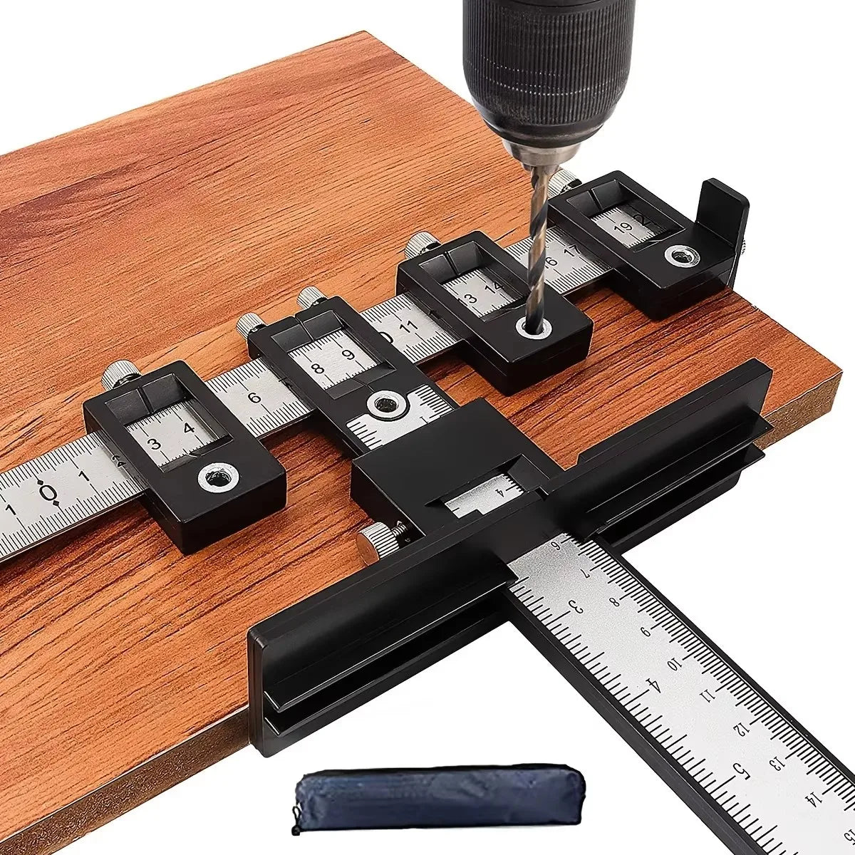 Jig de localisation de foret de précision avec mèche et outils de mesure sur une surface en bois.