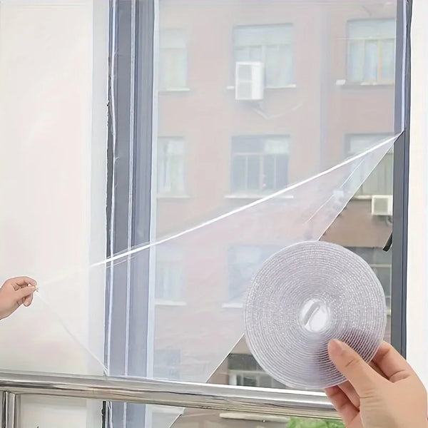 Eine Hand hält ein unsichtbares Moskitonetz vor ein Fensterglas.
