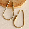Ein Paar Messing-Gold-Schlüsselring-Karabinerclips auf einer hellen Oberfläche.