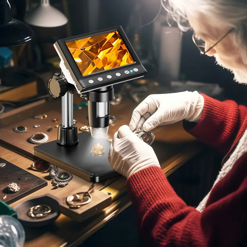 Una persona con guantes está usando un microscopio digital 1000X para inspeccionar objetos metálicos pequeños.