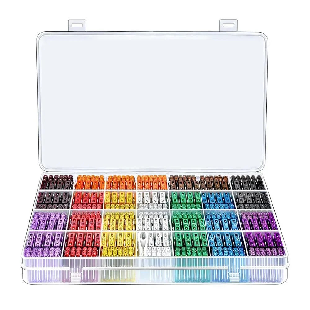 Juego de fusibles de coche variado con fusibles de varios colores, exhibido en una caja de plástico transparente.