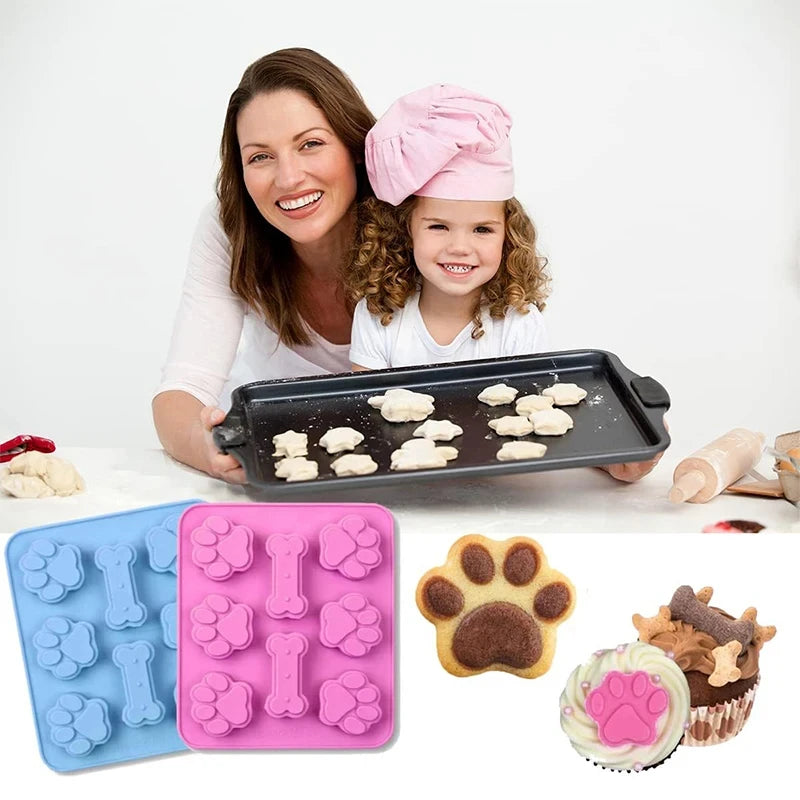 Un ensemble de moules à gâteaux en silicone en forme d'empreintes de pattes de chien en bleu et rose.