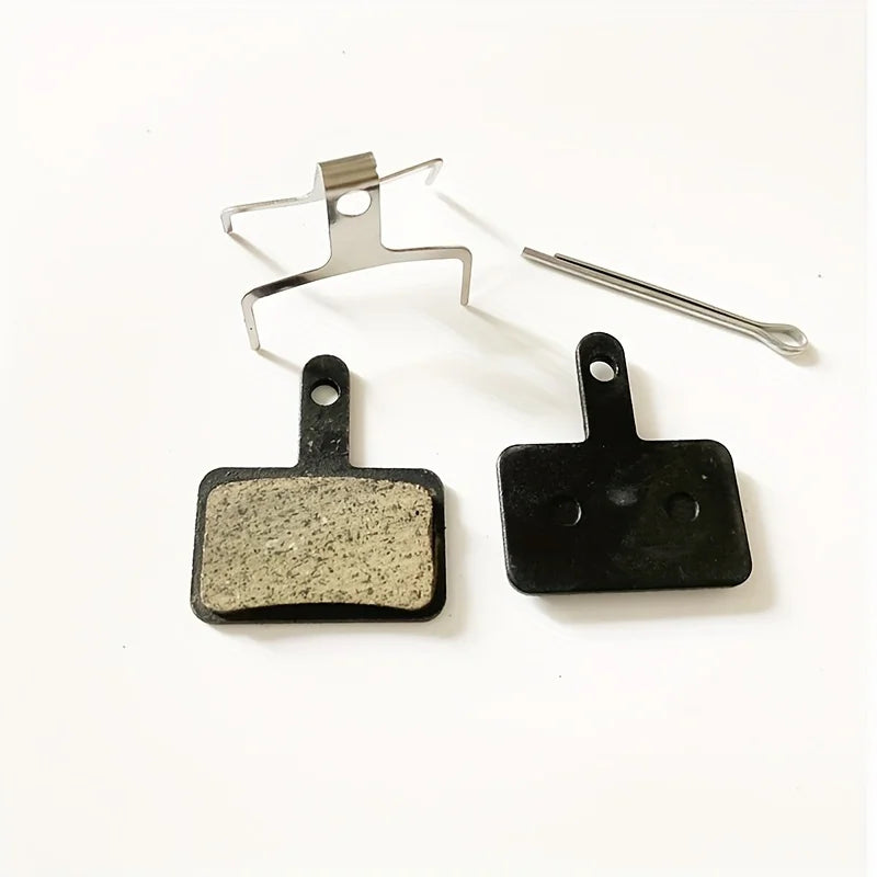 Un jeu de plaquettes de frein et de matériel de montage pour vélo haute performance.