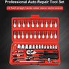 Rotes Set mit Werkzeugen und Schraubenschlüsseln für Auto-Reparaturen.
