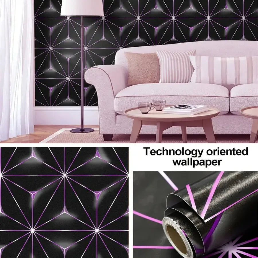 Pinkes Sofa und Lampe vor dunklem geometrischem Tapetenmuster, mit einer Rolle lila Vinyl-Wandaufklebern sichtbar.