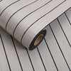 Rolle graues Holzmaserung Peel-and-Stick Wandpaneele, die Textur und Streifenmuster zeigen.