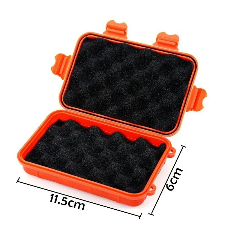 Orangefarbener, versiegelter Outdoor-Aufbewahrungskontainer mit schwarzer Schaumstoff-Einlage und Deckel.