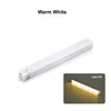 Une lumière de nuit LED à détecteur de mouvement blanche, vue rapprochée illuminée.