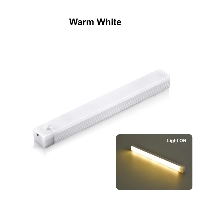 Une lumière de nuit LED à détecteur de mouvement blanche, vue rapprochée illuminée.