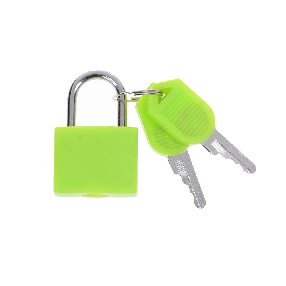 Candado de color verde lima brillante y una llave a juego sobre fondo blanco.