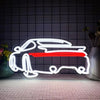 Leuchtendes weißes Neon-Schild in Autoform auf dunklem Fliesen-Hintergrund.