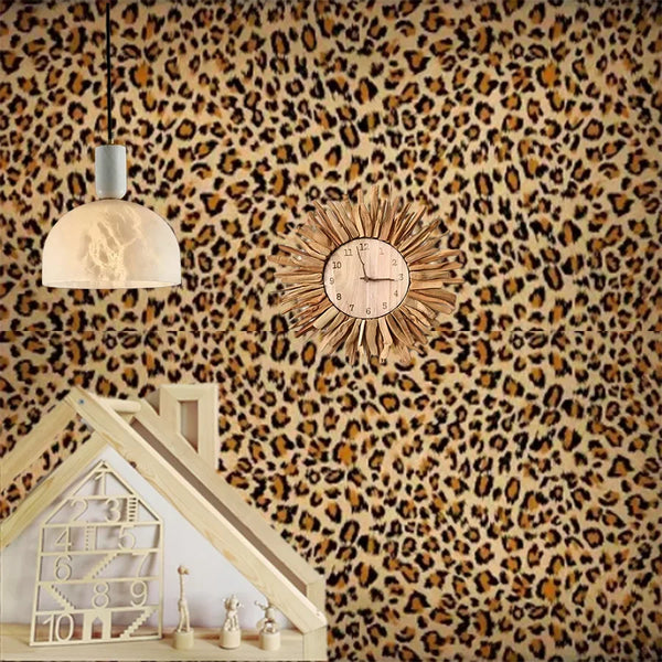 Wanddisplay mit Leopardenmuster, Pendelleuchte und Holzhausstruktur mit Uhr.