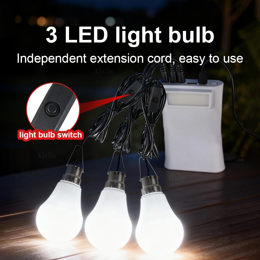 Drei LED-Glühbirnen mit Verlängerungskabeln neben einem weißen Netzadapter