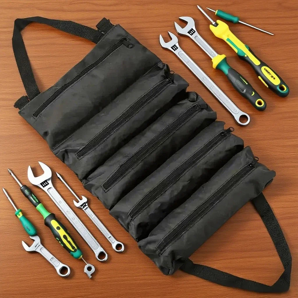 Schwarze portable Werkzeugtasche mit vielen Fächern, gefüllt mit Handwerkzeugen und Schraubendrehern.