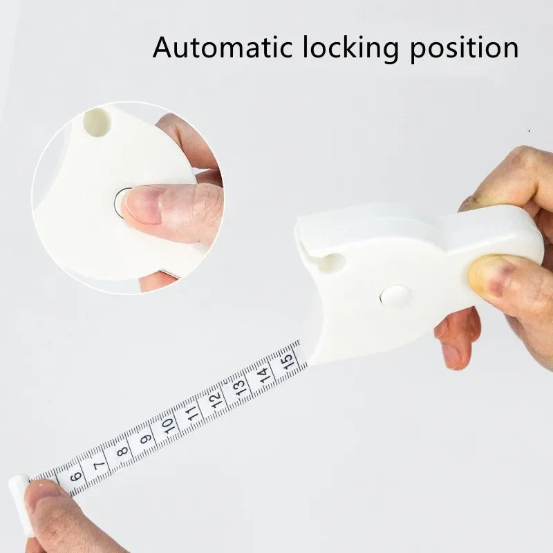 Une main démontre la position de verrouillage automatique d'un mètre ruban télescopique blanc contre une règle.