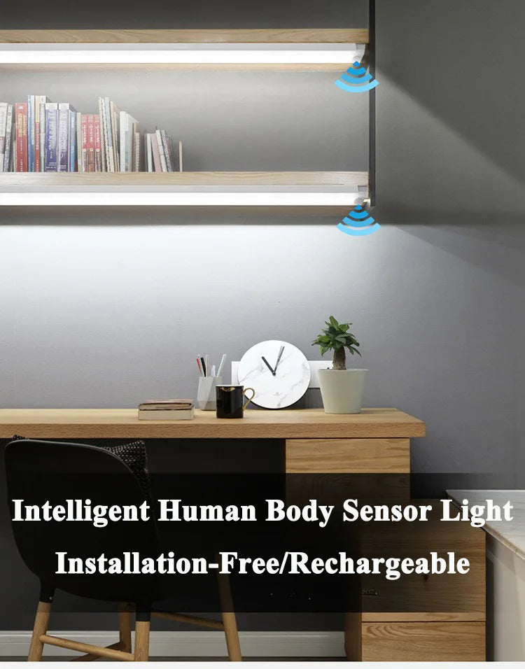 Intelligenter menschlicher Körpersensor-Licht auf einem Holzregal über einem Schreibtisch.