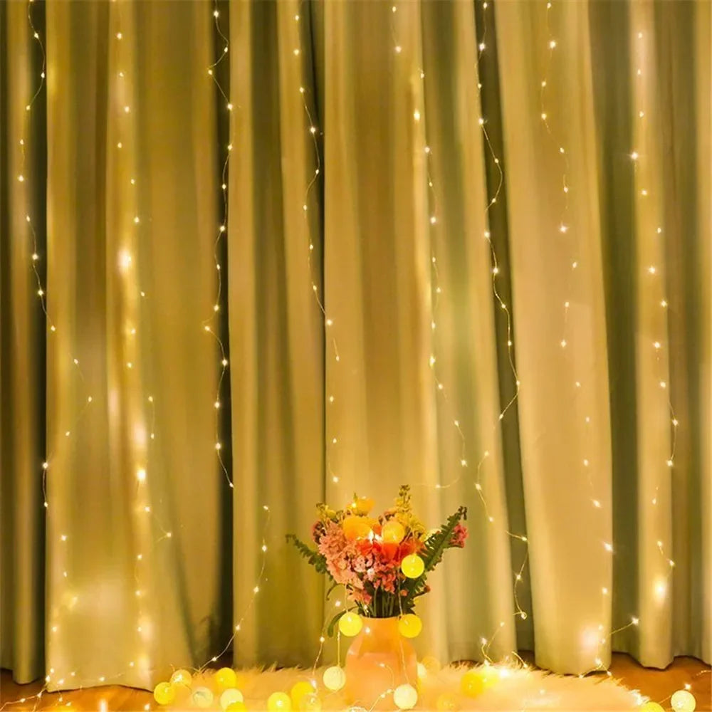 Goldene Vorhänge mit funkelnden Lichterketten und einem Blumenstrauß auf dem Boden