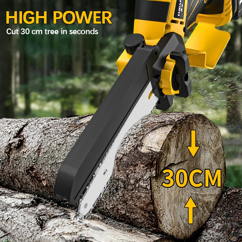 Gelbs-schwarze Elektrosäge schneidet einen 30 cm langen Ast von einem Baumstamm.
