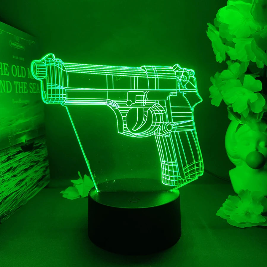 Leuchtendes grünes 3D-Pistolen-Gewehr als Nachtlicht beleuchtet ein detailliertes Modell vor dunklem Hintergrund.