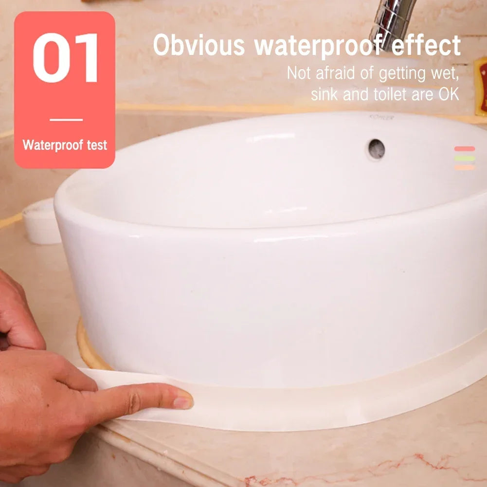 Un lavabo en céramique blanche est testé pour son effet imperméable par une main.