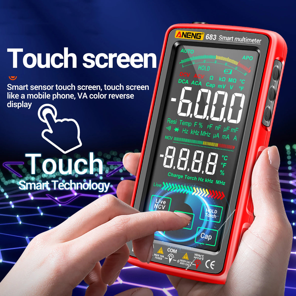 Eine Hand hält ein rotes digitales Multimeter mit Touchscreen, das elektrische Messwerte anzeigt.