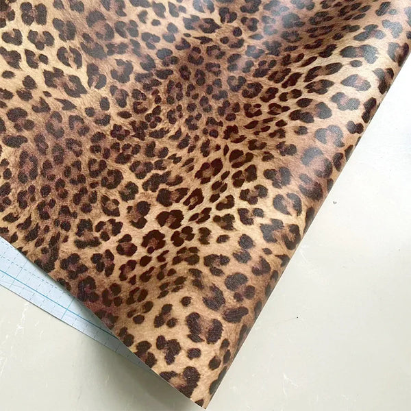 Nahaufnahme von leopardenmuster-Selbstklebende Wandaufkleber auf einem Blatt, das Tierdruckmuster zeigt.
