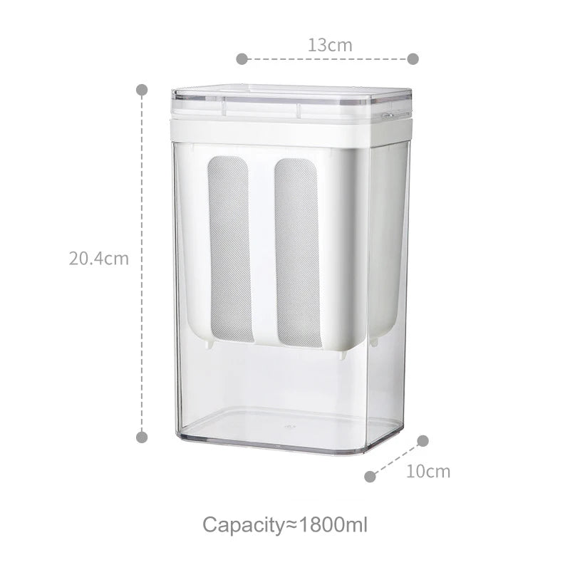 Klarer Plastik-Joghurtfilter und Molkenproteinisolator mit Maßenangaben von 13 cm Höhe und 10 cm Basis.