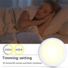 Un appareil lumineux LED blanc est montré à côté d'une fille dormant dans son lit, illustrant une fonction de réglage de temp