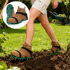 Eine Person trägt verstellbare, spitzige Rasen-Aerator-Schuhe und pflanzt in den Boden.