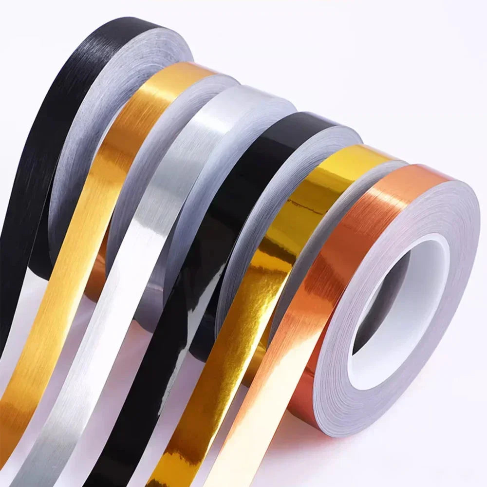 Rollen selbstklebender Fugen-Dichtband in verschiedenen Farben, darunter schwarz, silber, gold und weiß.