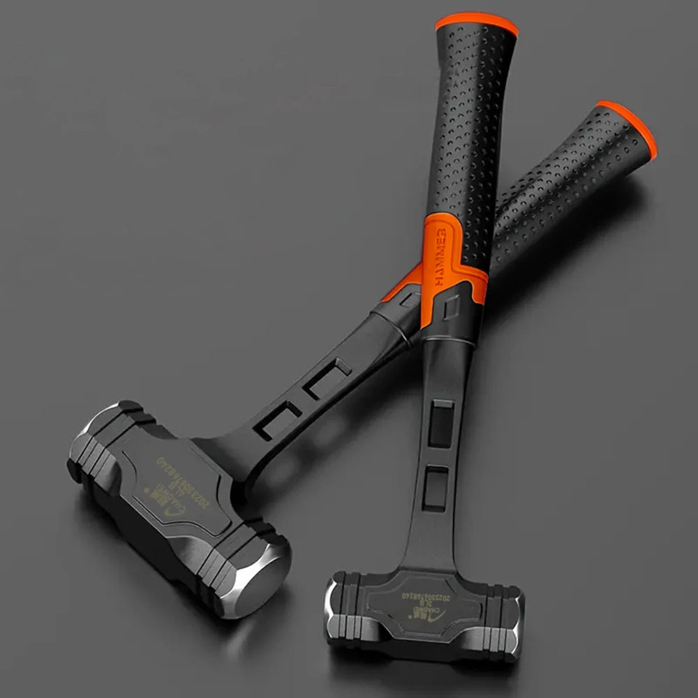Marteau de hache octogonal industriel avec poignées noires et orange posé sur une surface grise.
