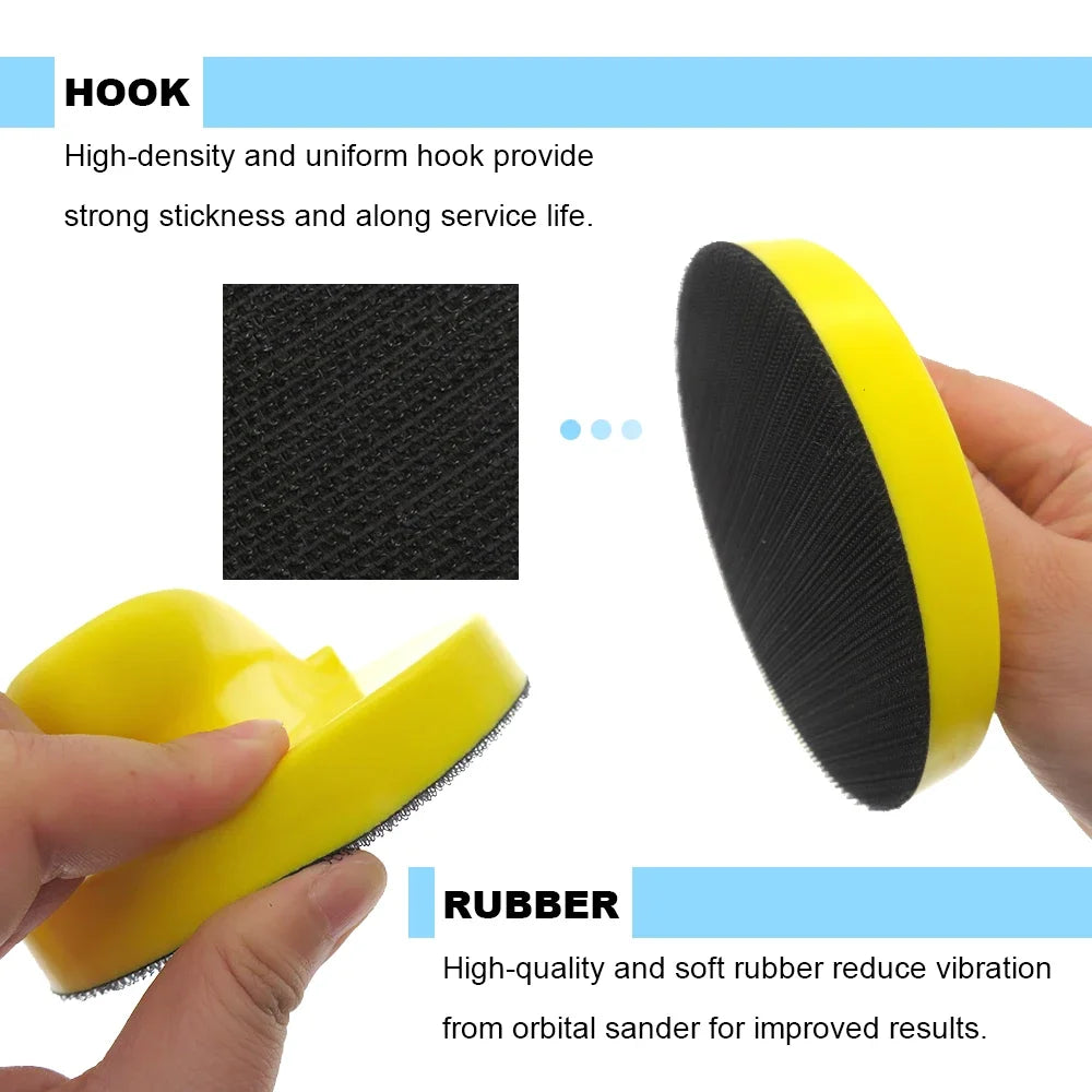Un bloc de ponçage en mousse noire et un bloc de ponçage en caoutchouc jaune pour ponceuses orbitales.