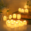 Eine Sammlung leuchtender weißer LED-Kerzen in Tealight-Form auf einer Holzoberfläche mit sanfter Beleuchtung und floraler De