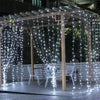 USB-LED-Vorhanglichter über einer Holzpergola für Outdoor-Deko