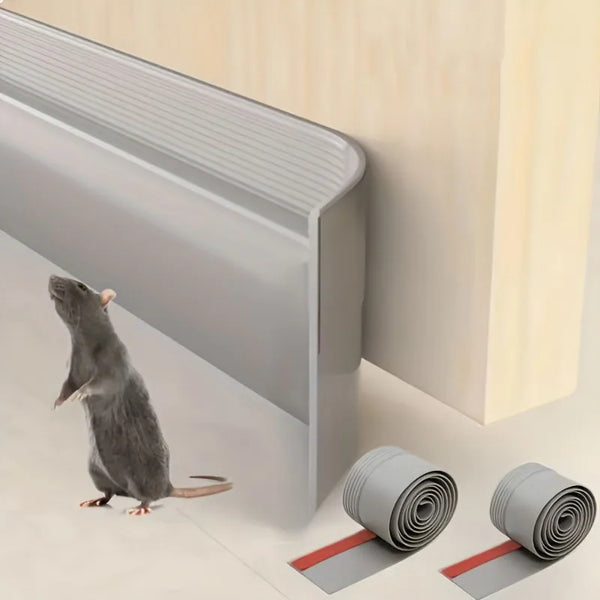 Un ratón gris junto a una tira de sellado de puerta plateada y cinta adhesiva.