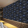 Modernes Interieur mit dunklem geometischem Vinylwanddekal in hellblauen Linien, Lederbank und Holztischen.