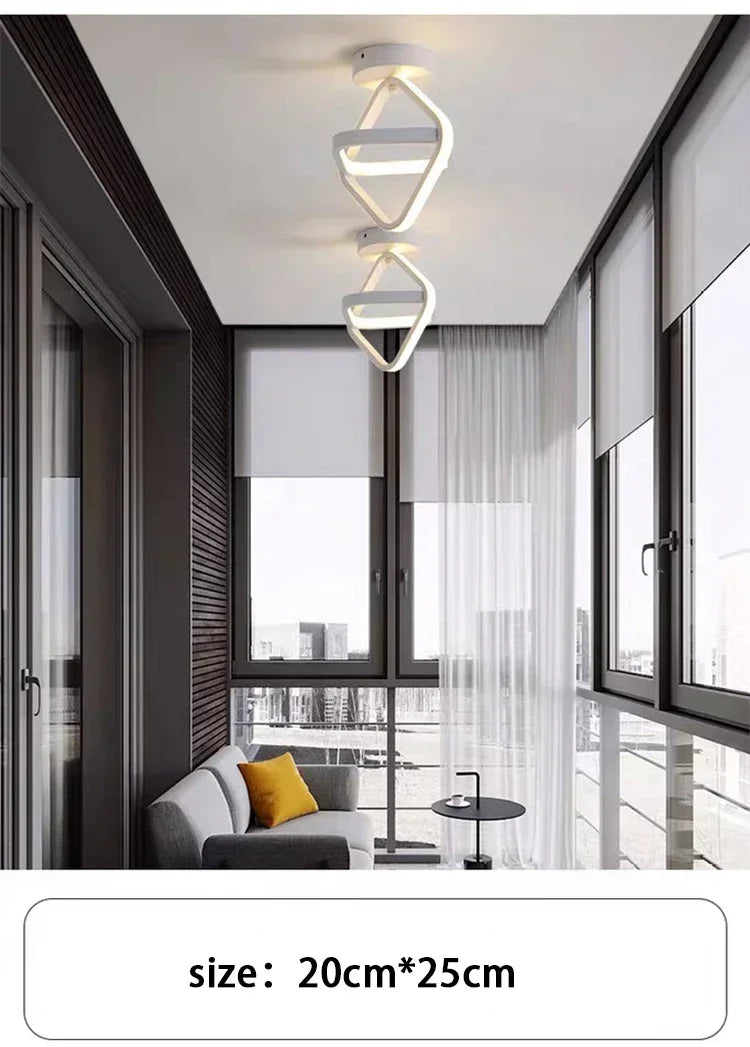 Lámpara de techo LED moderna colgando sobre una ventana con cortinas transparentes y vista a la ciudad.