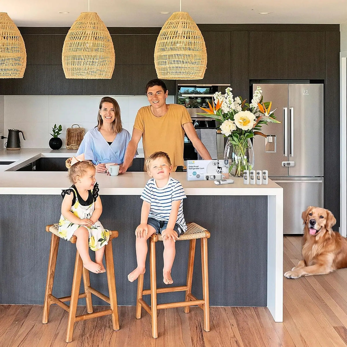 Eine Familie versammelt sich um eine Kücheninsel mit Kindersicherungen für Kühlschrank und Schränke.