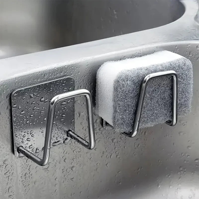 Edelstahl-Spülschwämmehalter mit Wandhaken an einer Küchenspüle