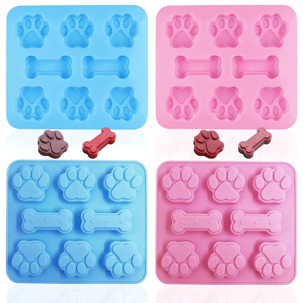 Un ensemble de moules à pâtisserie en silicone en forme de empreintes de pattes et d'os de chien, bleu et rose.