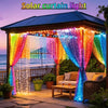 Holzpergola mit farbigen Solarlichtervorhängen, die eine Außen-Sitzbereich bei Sonnenuntergang beleuchten.