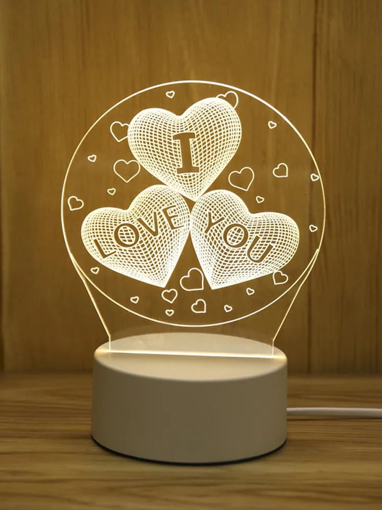 Leuchtende Acryl-Nachtleuchte mit Herzdesign und der Gravur "I LOVE YOU" in einem Netzmuster.